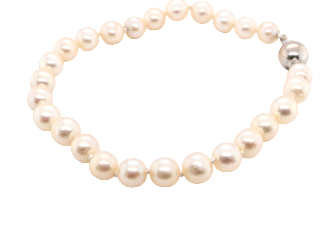 A cultured pearl bracelet. High quality pearls, each 6.5mm, blister free, pink cream colour.