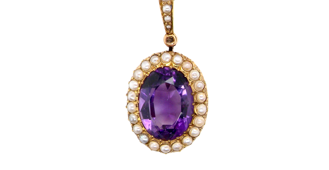 A fine 15 carat gold* pendant. features a large amethyst centre stone 14x11mm,