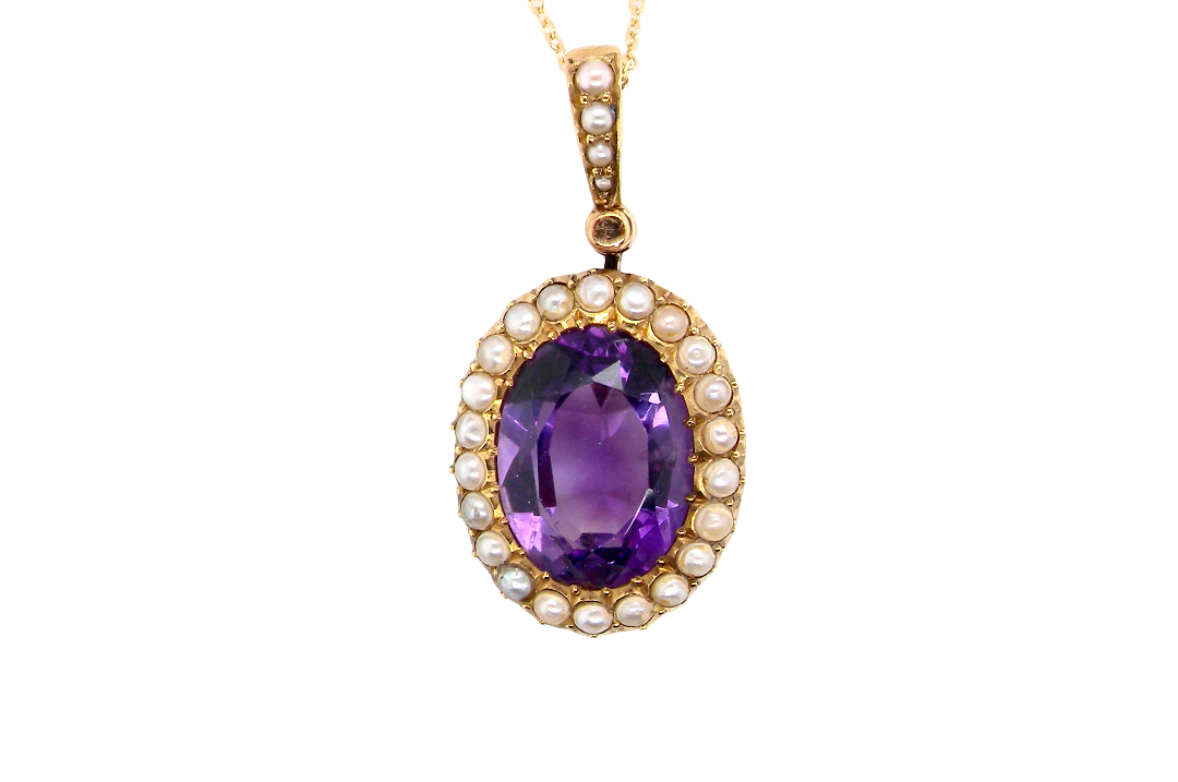 A fine 15 carat gold* pendant. features a large amethyst centre stone 14x11mm,