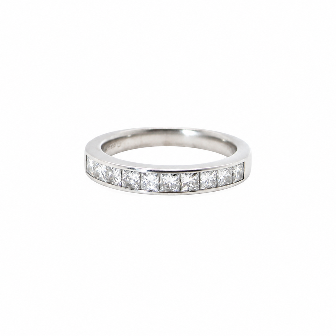 A fine 18 carat white gold half hoop eternity ring. Set with ten princess cut white diamonds.
Close set, each 2.5x2.5mm, total one carat