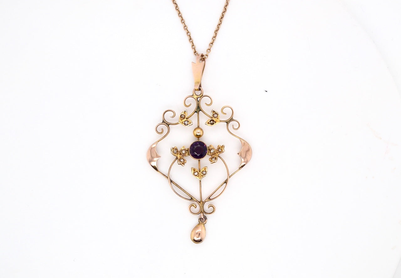A fine antique pendant. Victorian openwork design, this impressive pendant measures 40x30mm.