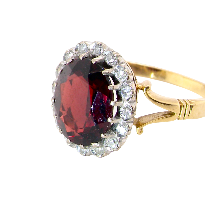 side view A fine cluster ring. Features a large garnet centre stone
Complimented by an outer halo of brilliant cut white diamonds. 