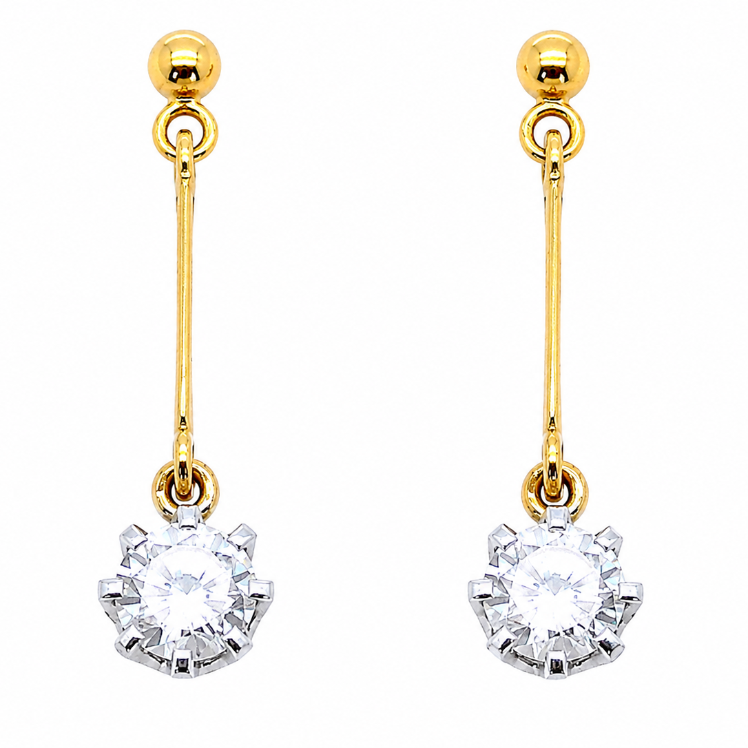 A fine pair of 18 carat yellow gold drop earrings.
Each modern brilliant cut white diamond measures 5mm (claw set.