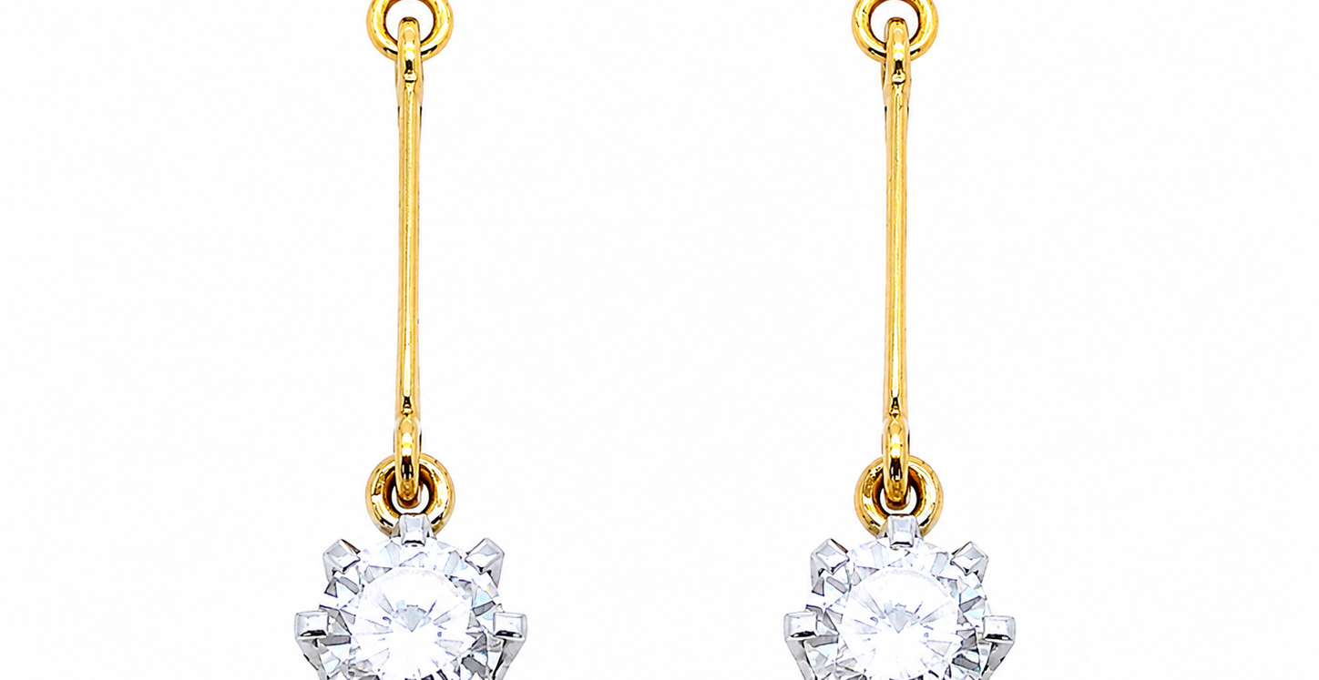 A fine pair of 18 carat yellow gold drop earrings.
Each modern brilliant cut white diamond measures 5mm (claw set.