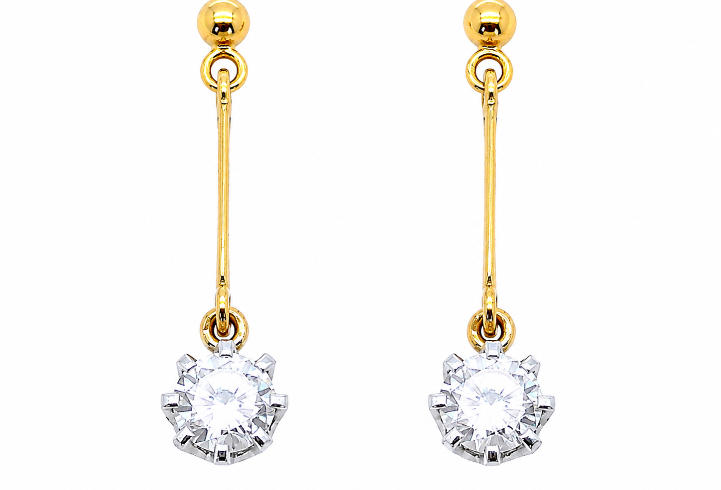 A fine pair of 18 carat yellow gold drop earrings.
Each modern brilliant cut white diamond measures 5mm (claw set.