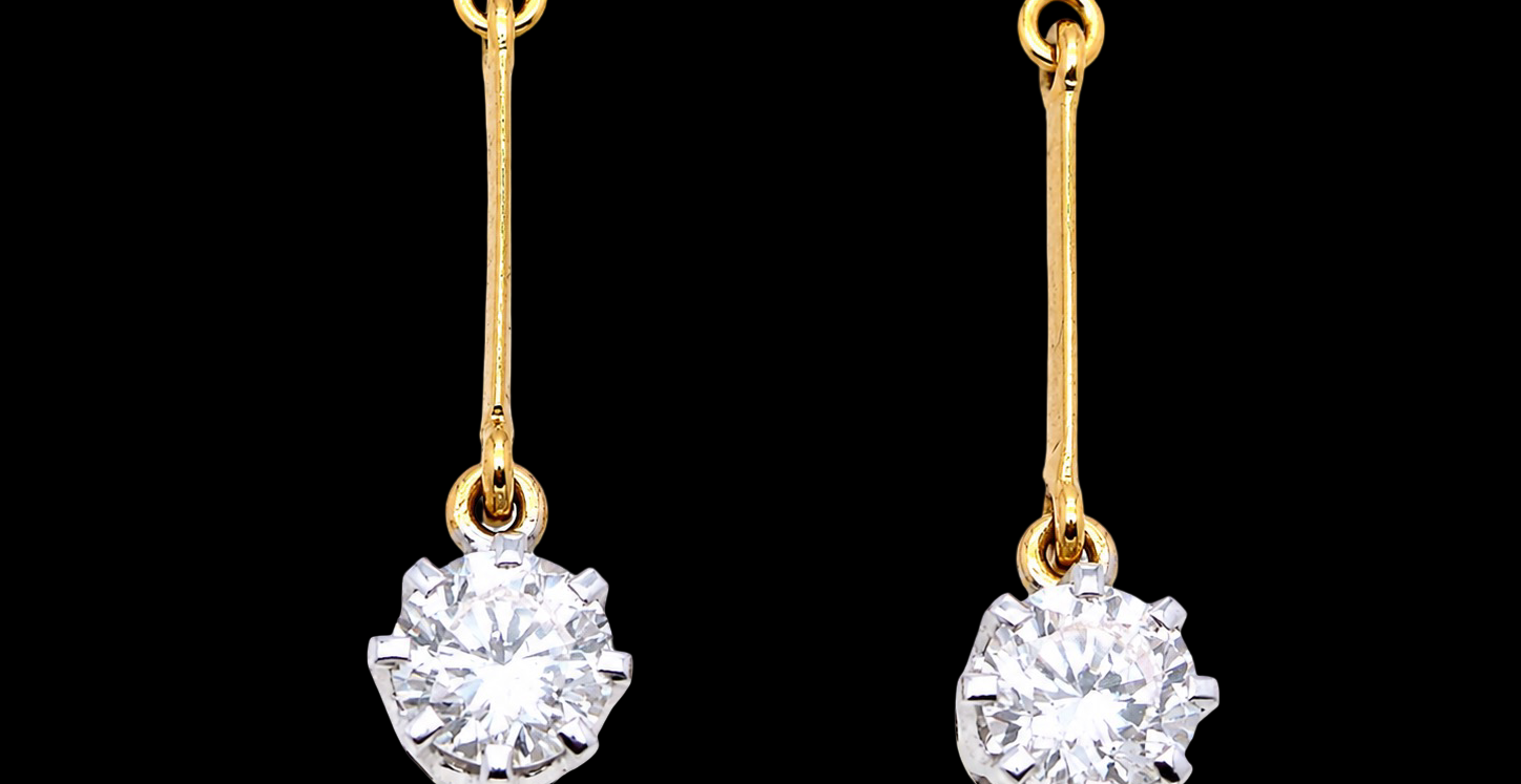 A fine pair of 18 carat yellow gold drop earrings.
Each modern brilliant cut white diamond measures 5mm (est half a carat each),