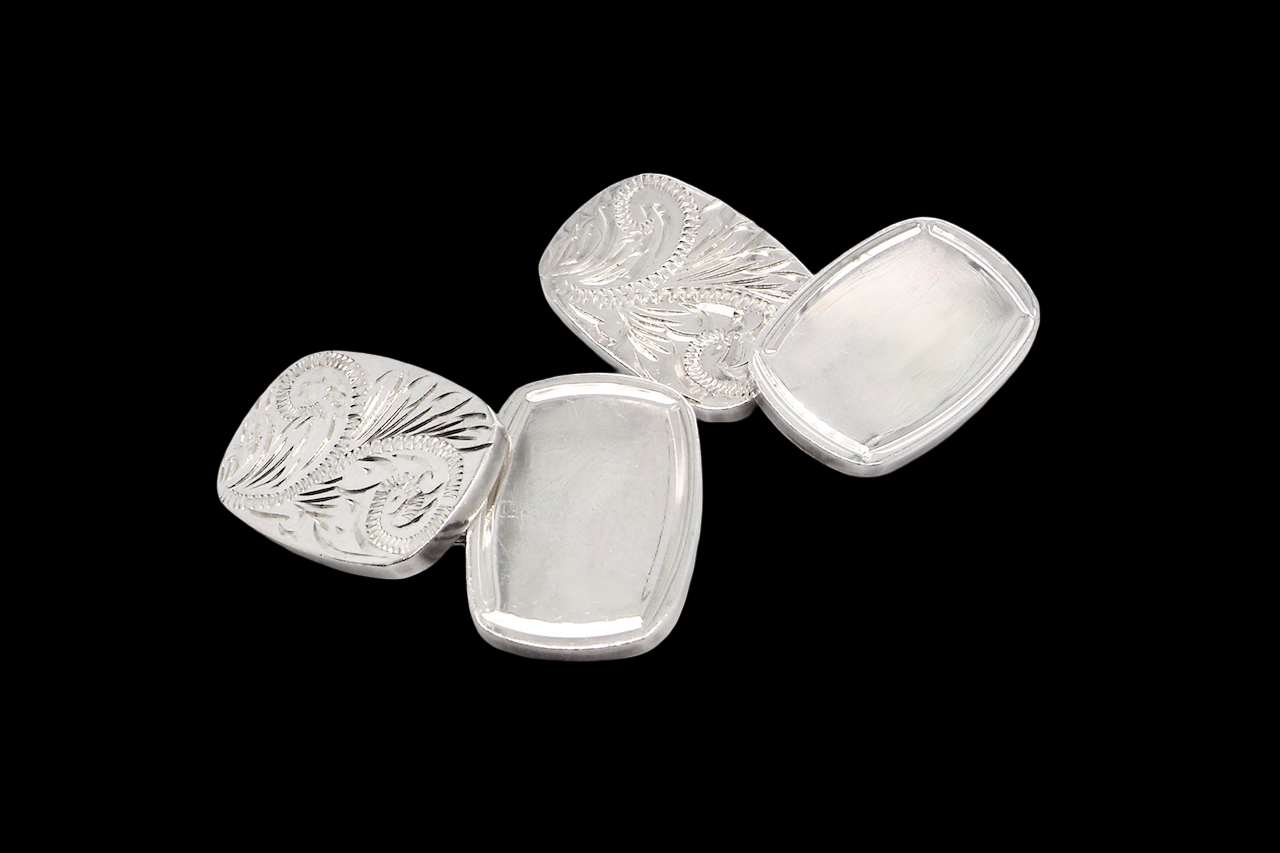 A fine pair of sterling silver double cufflinks.
Each rectangular shaped,