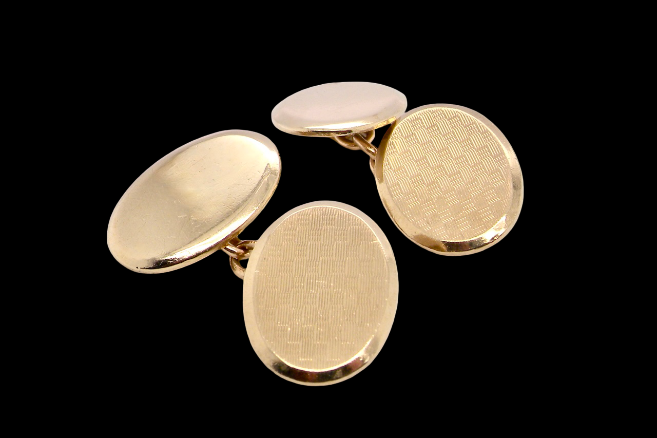A fine pair of vintage 9 carat gold double cufflinks, both oval in form and measuring approximately 20 × 14 mm.