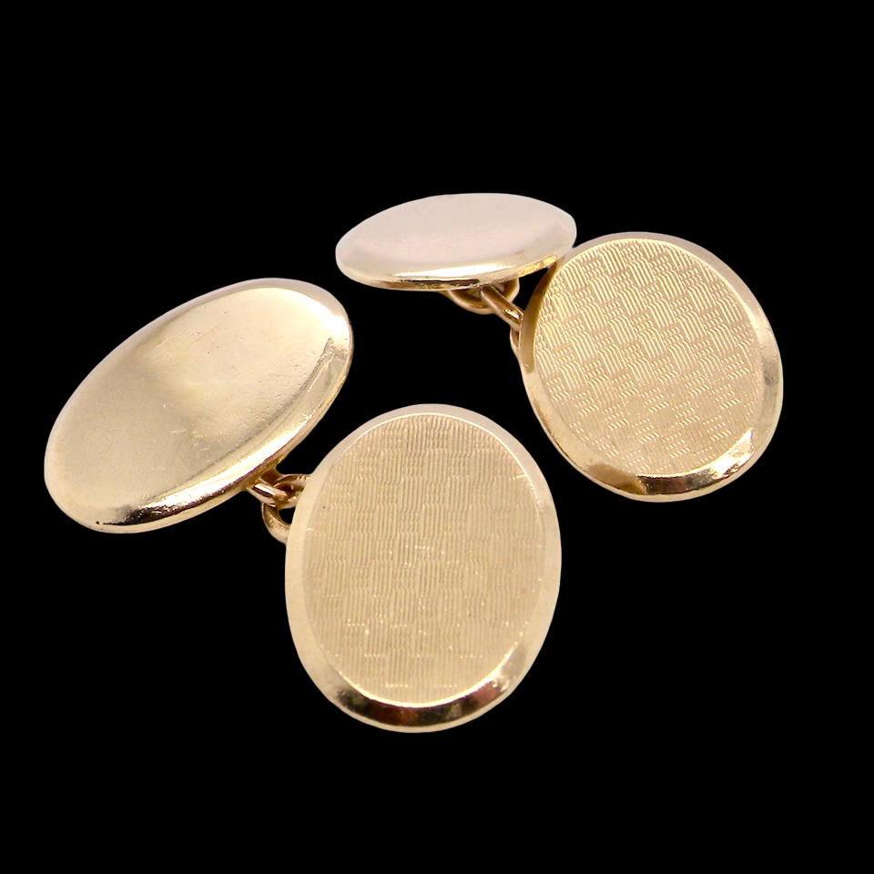 A fine pair of vintage 9 carat gold double cufflinks, both oval in form and measuring approximately 20 × 14 mm.