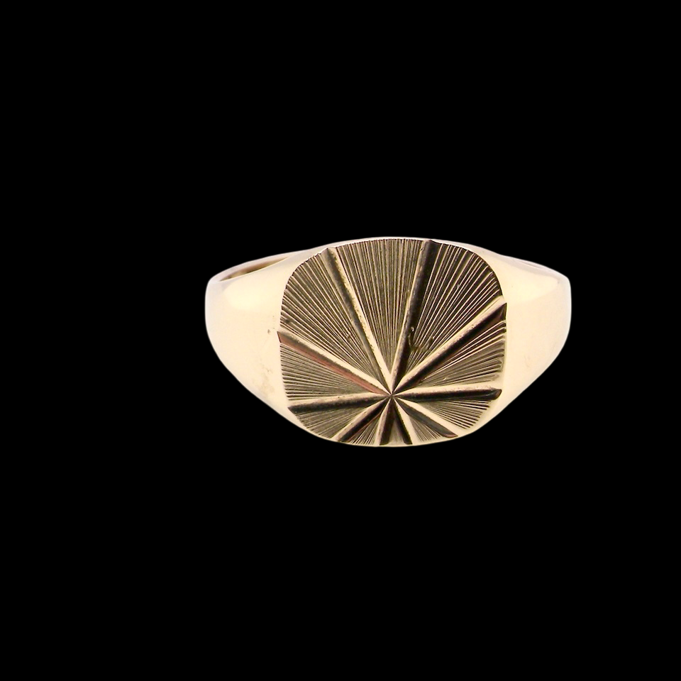 A gentleman's 9 carat gold 'TV' shaped signet ring.
The head measures 13x13mm, fully diamond cut. Weight 4.7grams,
