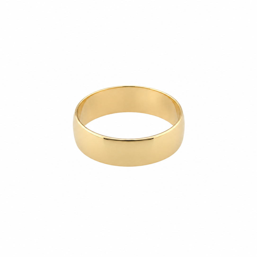A gentleman's 9 carat gold wedding ring.
Width 6mm, plain D shape profile. Weight 2.9grams. 