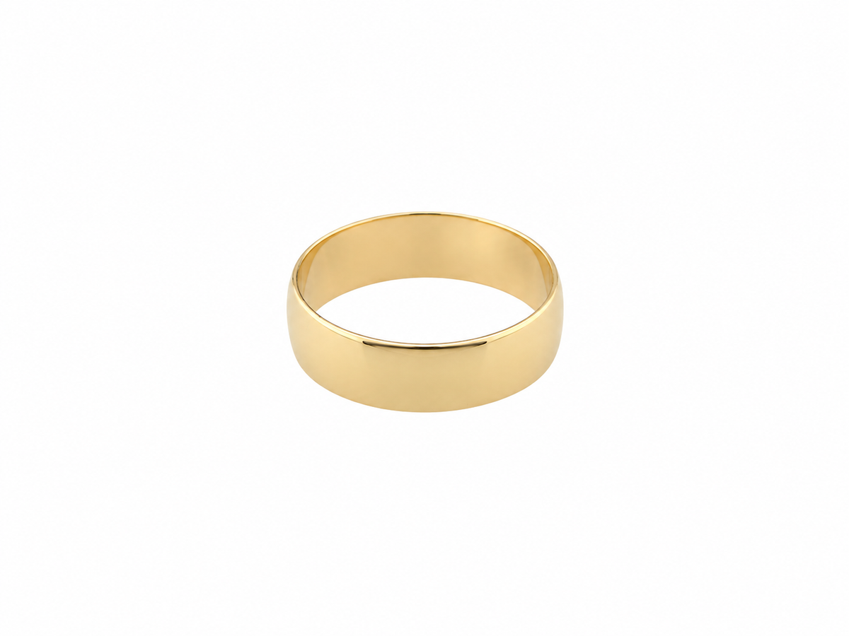 A gentleman's 9 carat gold wedding ring.
Width 6mm, plain D shape profile. Weight 2.9grams. 