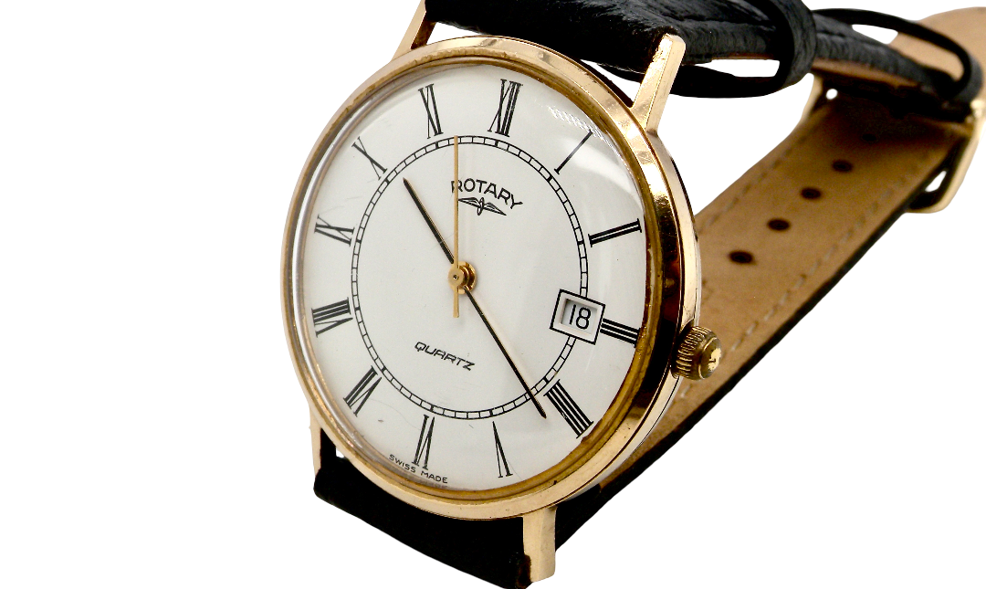 A gentleman's 9 carat gold wrist watch. Plain white dial with roman numerals, sweep seconds hand, and a calendar date window.
Quartz movement. Signed by Rotary.