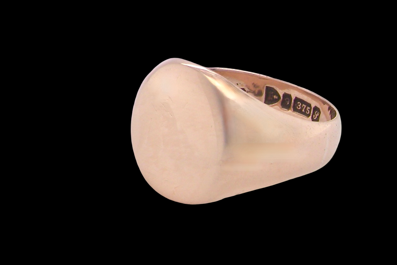 A gentleman's 9 carat rose gold signet ring. The head is oval shaped 13x13mm, totally plain