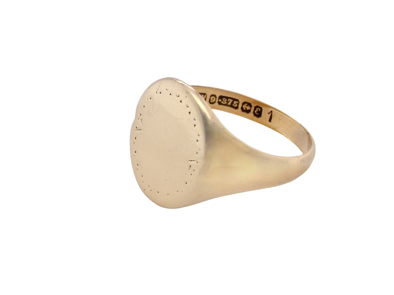 A gentlemans 9 carat gold signet ring. The head is oval with a pattern to the outer edges. 