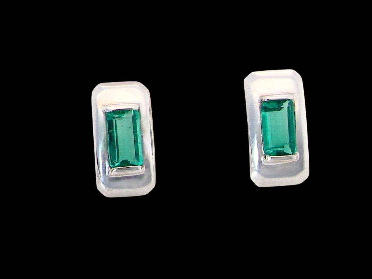 A lovely modern pair of earrings. emerald is rectangular, step cut,