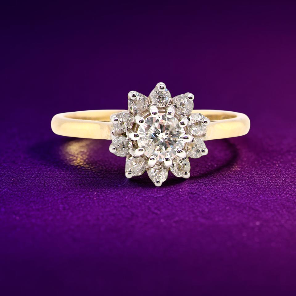 A lovely well proportioned cluster ring. Features to the centre a 5mm brilliant cut diamond