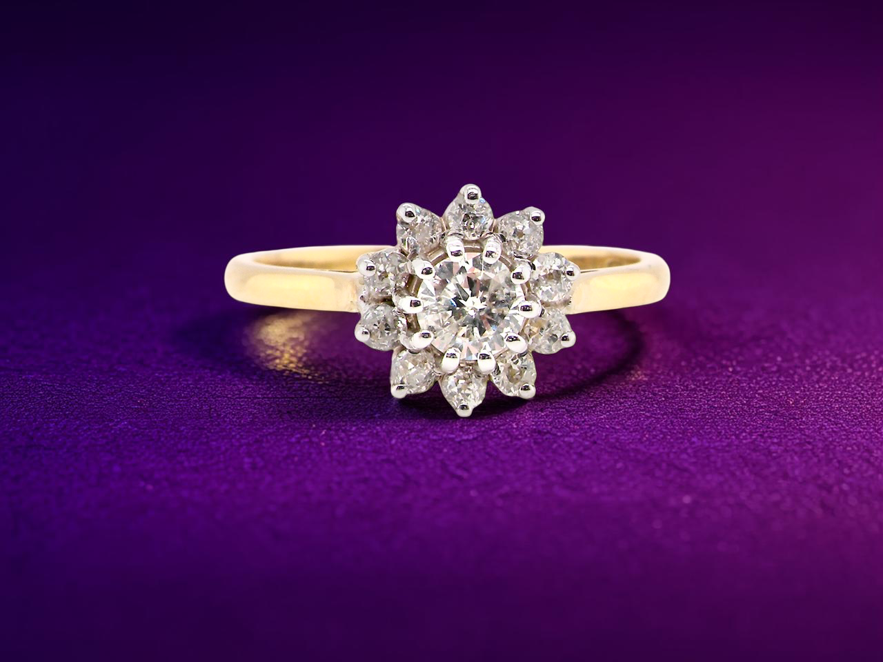A lovely well proportioned cluster ring. Features to the centre a 5mm brilliant cut diamond