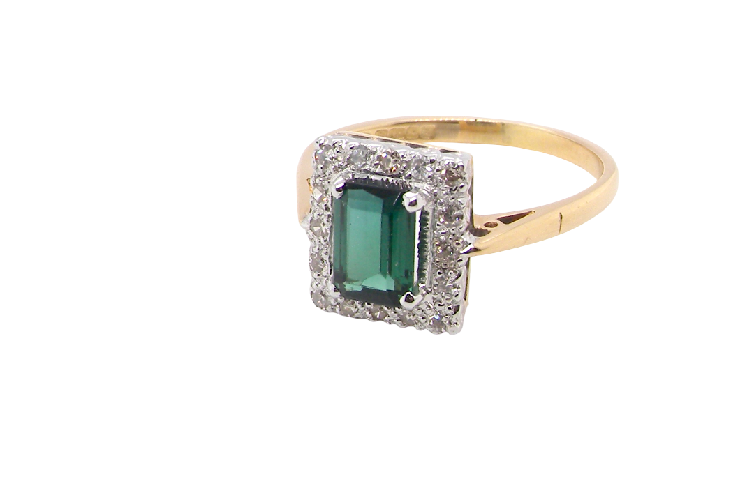 A near new cluster ring that shows no sign of wear, seems unworn.
Features a green tourmaline gemstone,