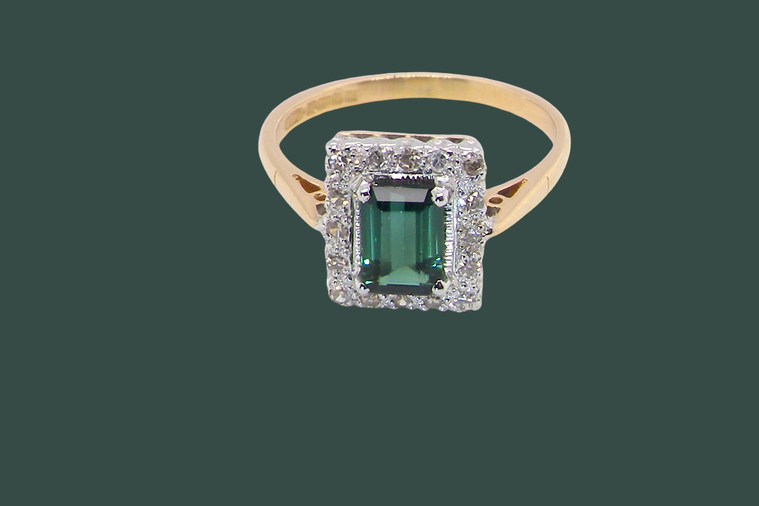 A near new cluster ring that shows no sign of wear, seems unworn.
Features a mint green tourmaline gemstone,