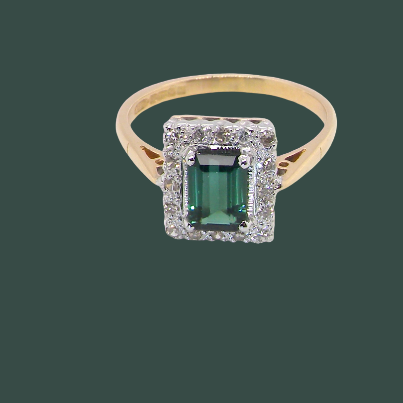 A near new cluster ring that shows no sign of wear, seems unworn.
Features a mint green tourmaline gemstone,