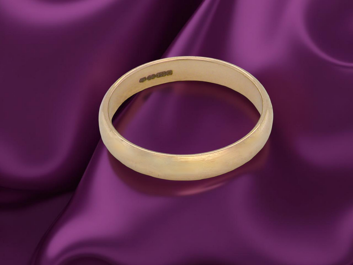 An 18 carat gold wedding ring *SOLD* main image 1