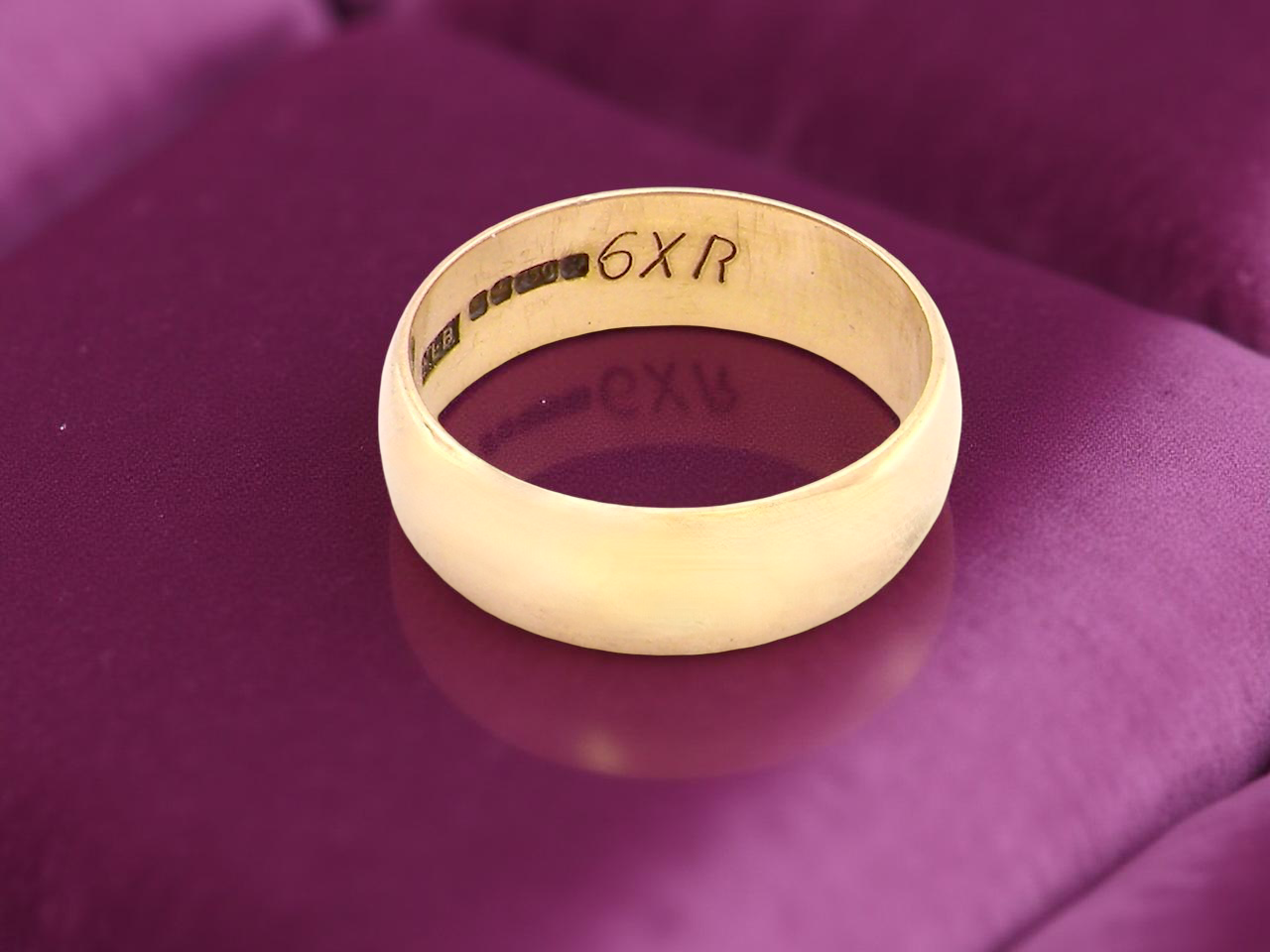 A plain 18 carat gold wedding ring