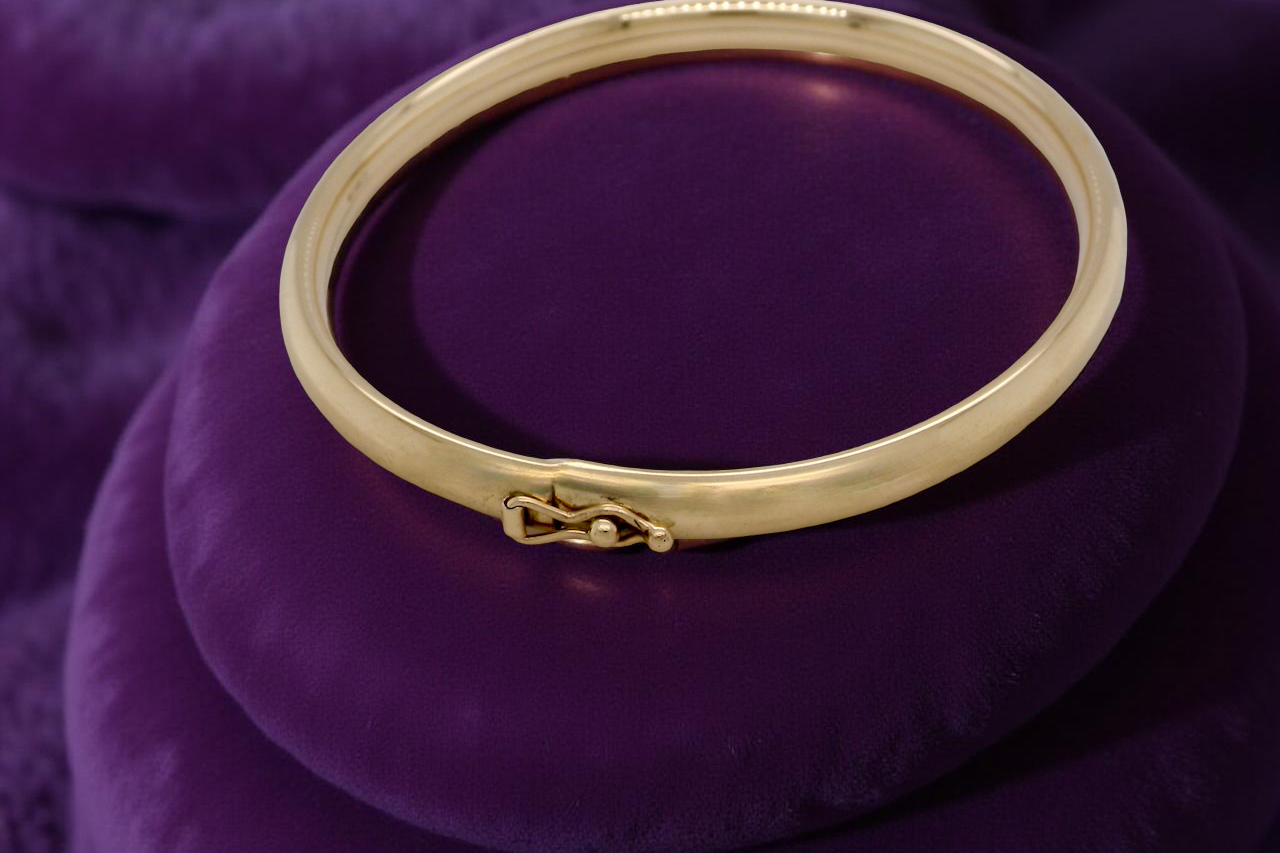 A plain 9 carat gold bangle