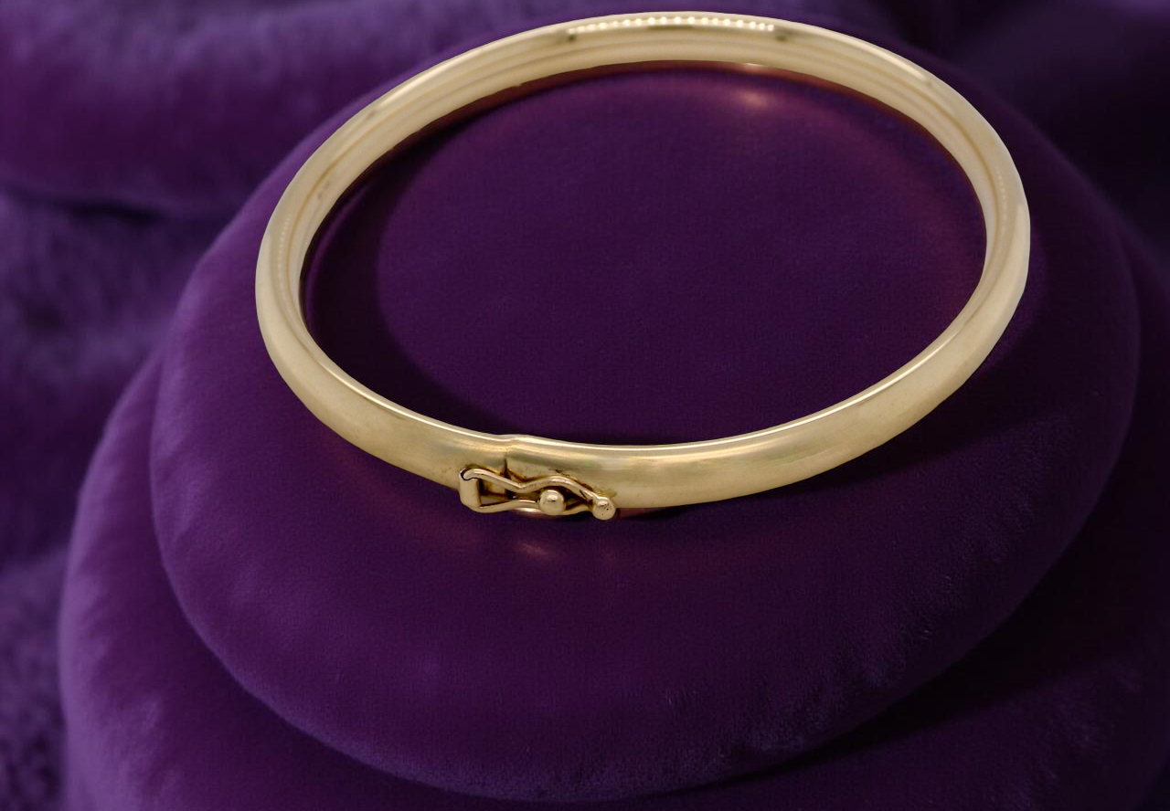 A plain 9 carat gold bangle