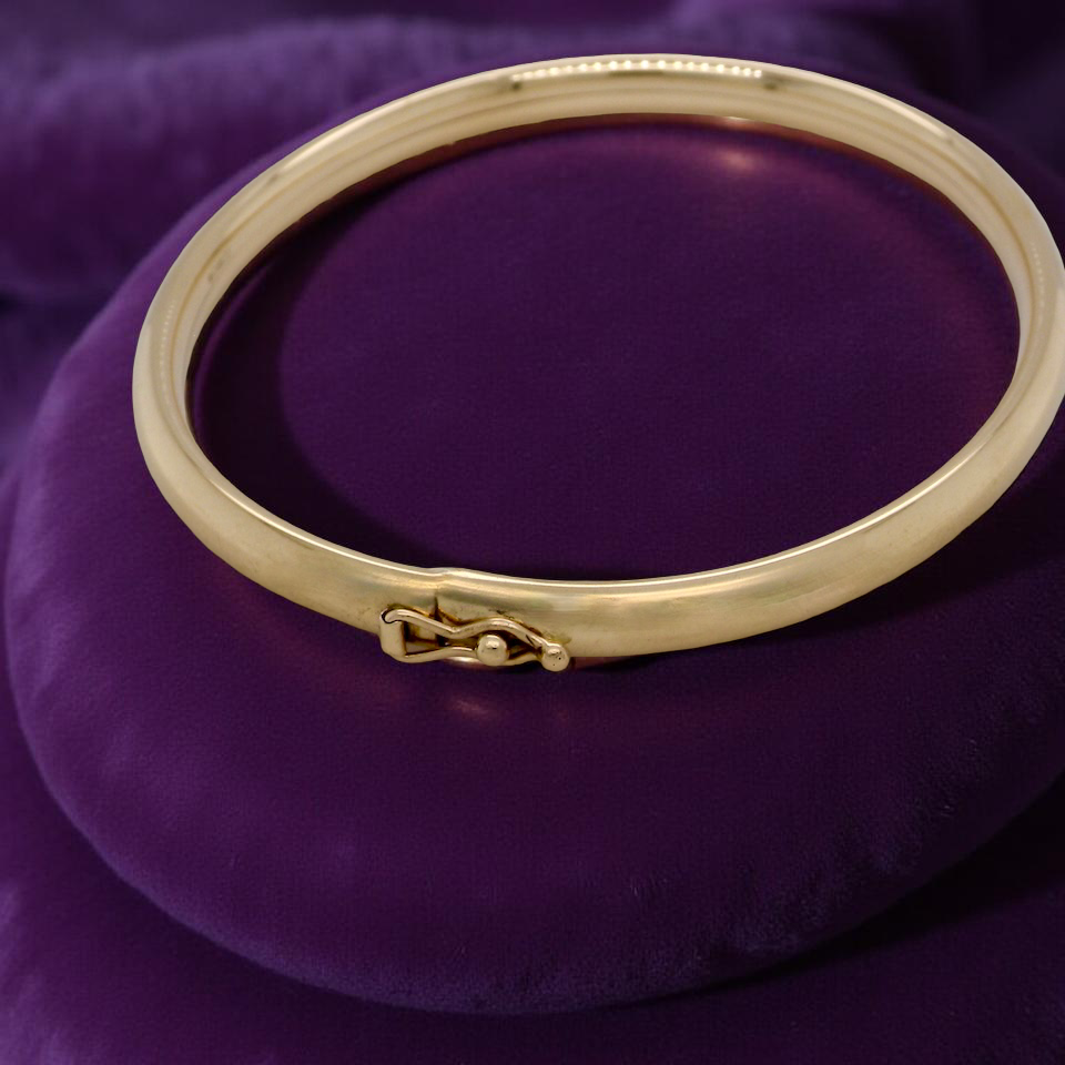 A plain 9 carat gold bangle