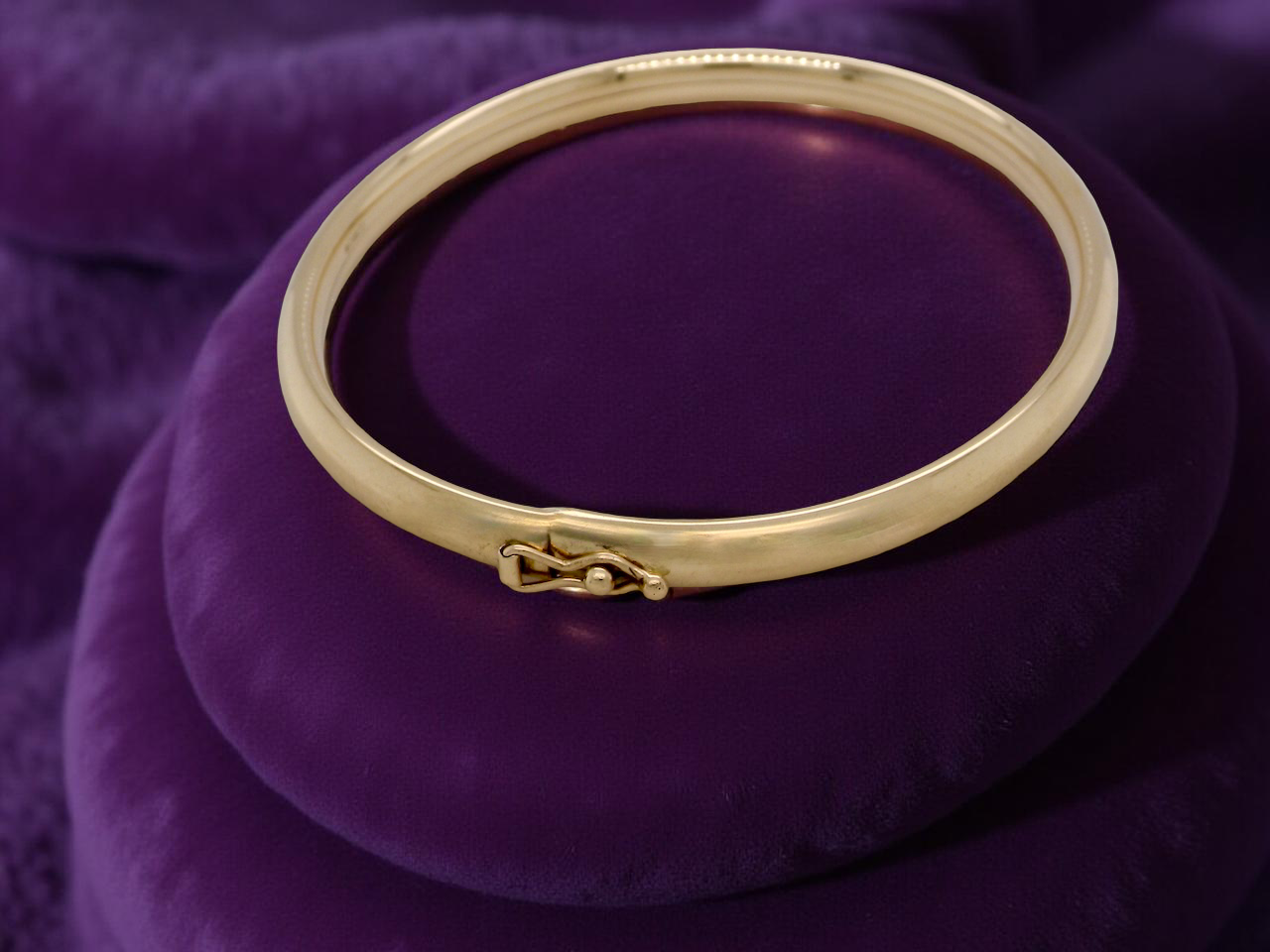 A plain 9 carat gold bangle