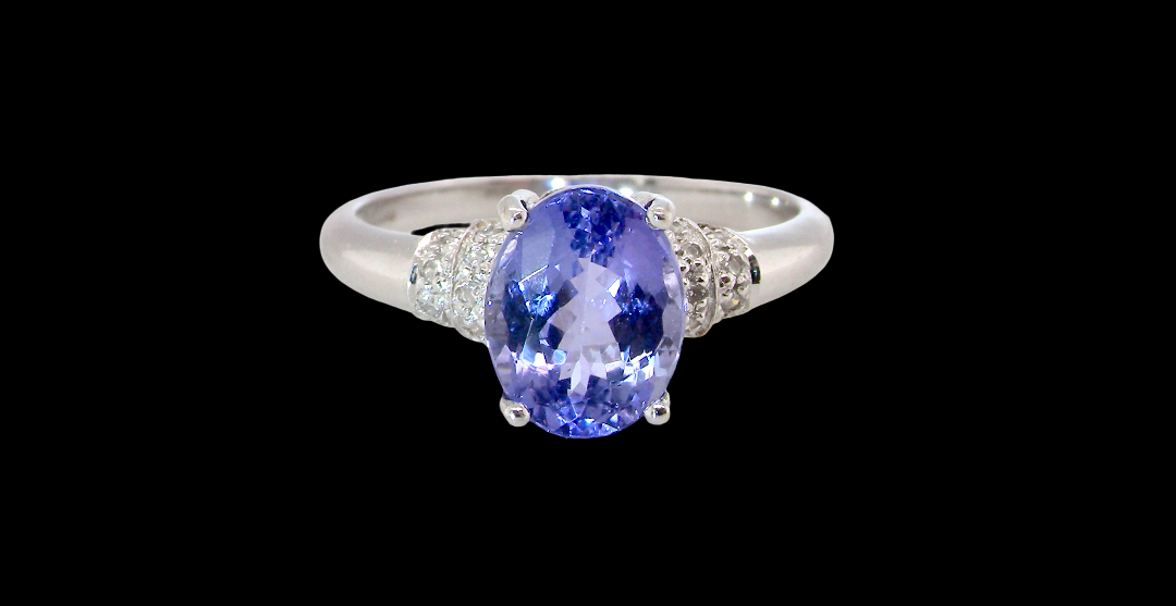 A pretty 18 carat white gold ring that features an AAA Tanzanite gem stone. Displaying tones of purple and lilac