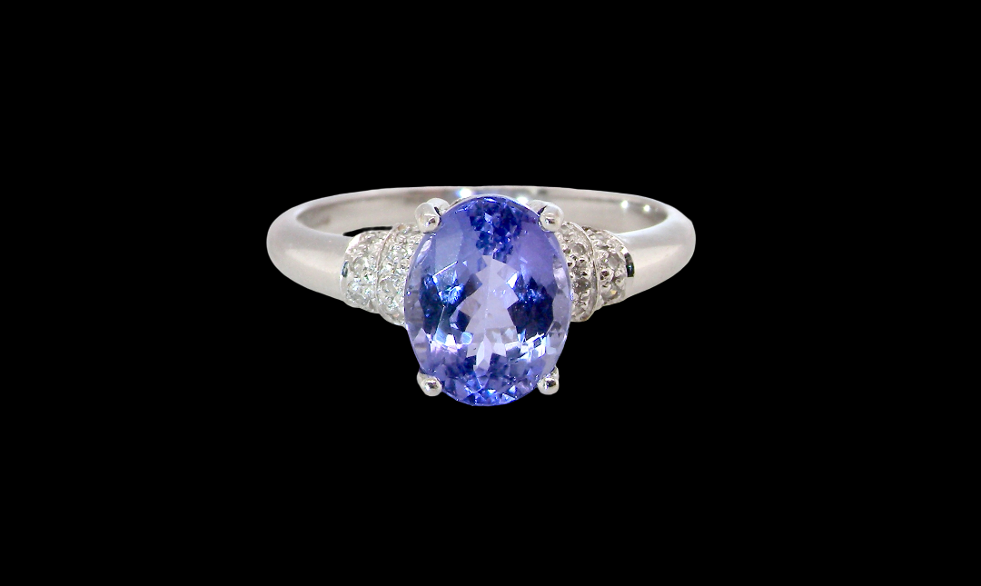 A pretty 18 carat white gold ring that features an AAA Tanzanite gem stone. Displaying tones of purple and lilac
