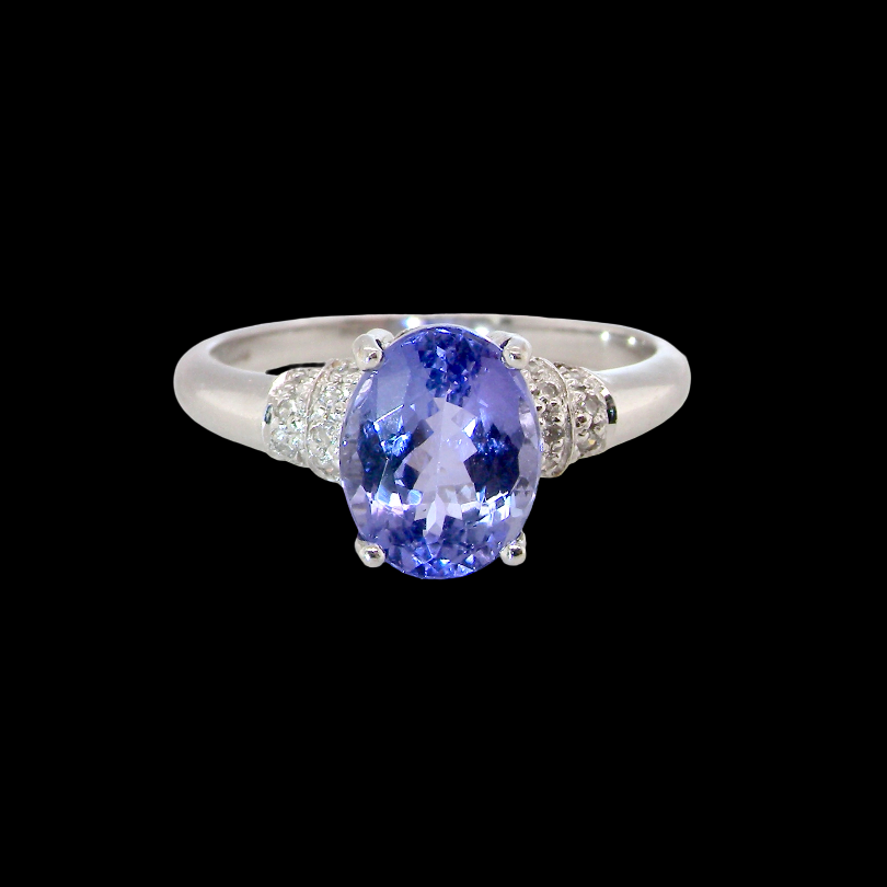 A pretty 18 carat white gold ring that features an AAA Tanzanite gem stone. Displaying tones of purple and lilac
