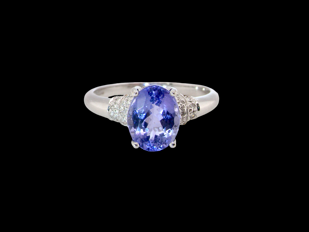 A pretty 18 carat white gold ring that features an AAA Tanzanite gem stone. Displaying tones of purple and lilac