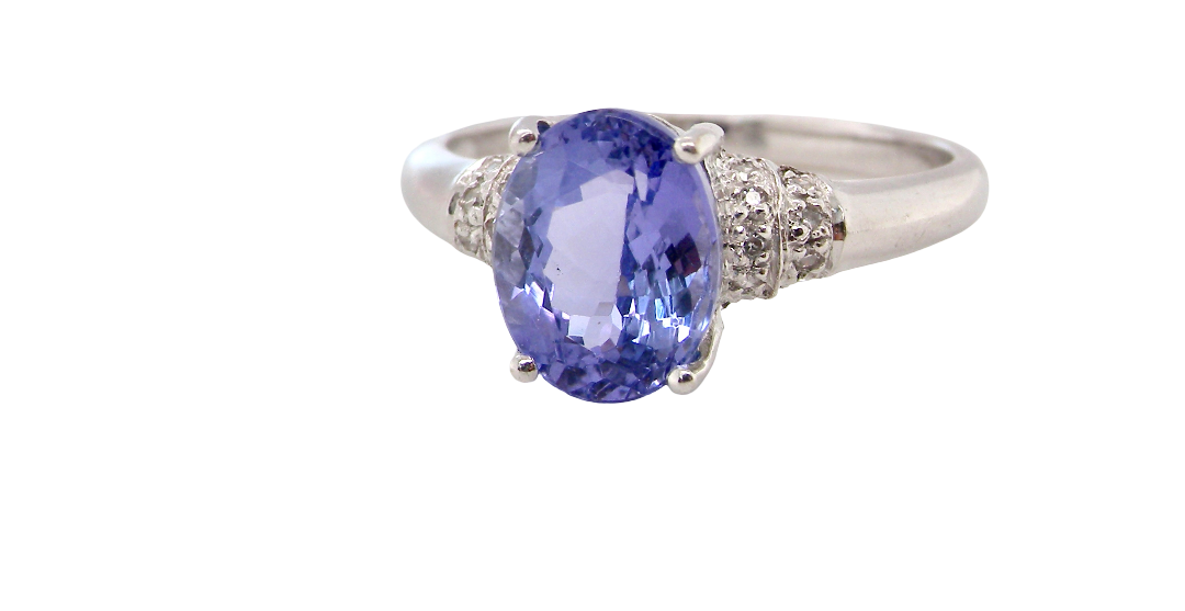 A pretty 18 carat white gold ring that features an AAA Tanzanite gem stone. Displaying tones of purple and lilac the stone is oval cut at around 8x6mm