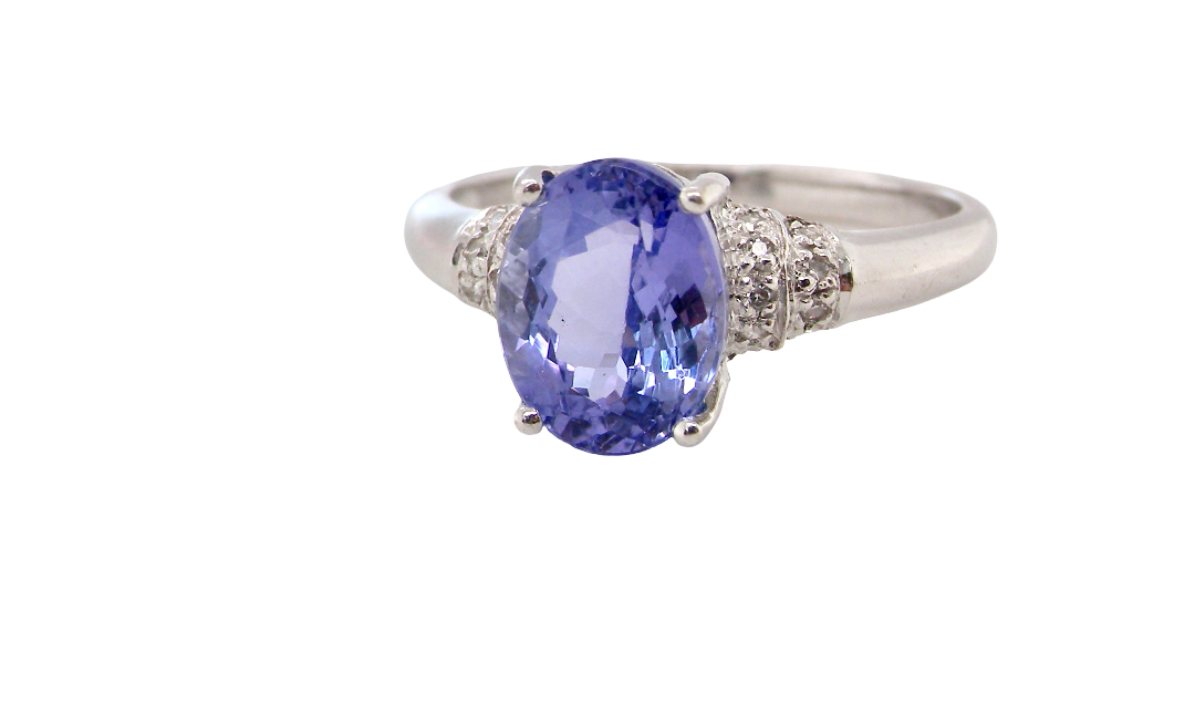 A pretty 18 carat white gold ring that features an AAA Tanzanite gem stone. Displaying tones of purple and lilac the stone is oval cut at around 8x6mm