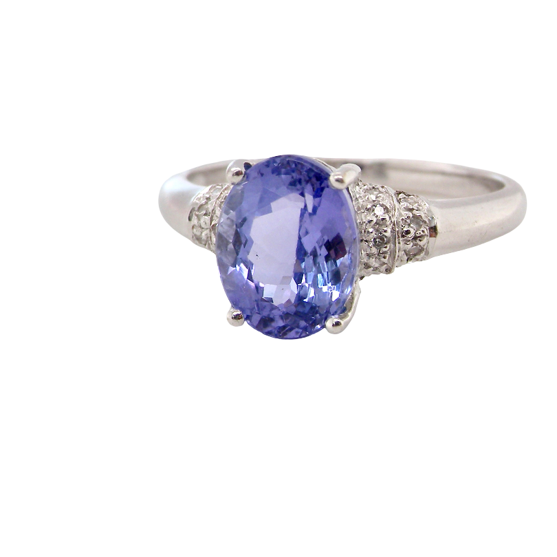 A pretty 18 carat white gold ring that features an AAA Tanzanite gem stone. Displaying tones of purple and lilac the stone is oval cut at around 8x6mm
