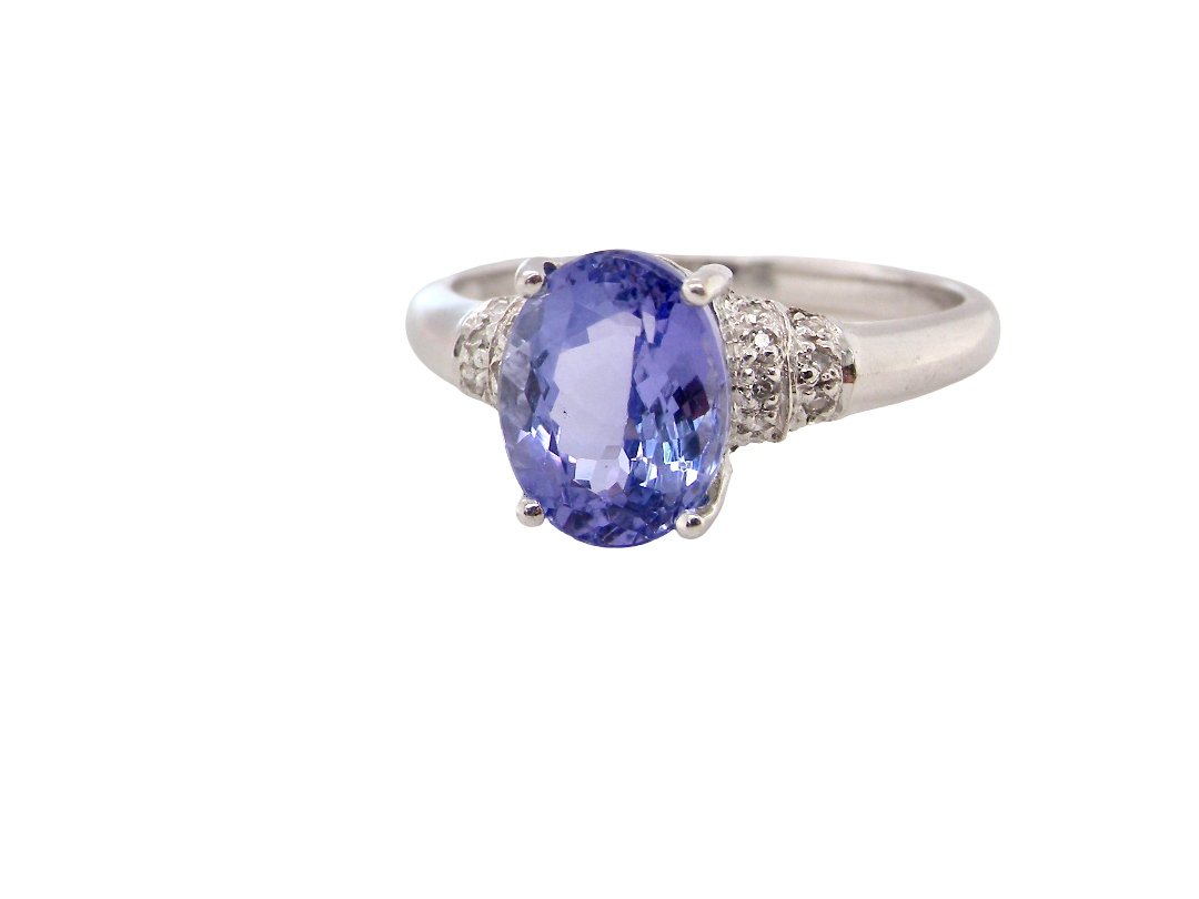 A pretty 18 carat white gold ring that features an AAA Tanzanite gem stone. Displaying tones of purple and lilac the stone is oval cut at around 8x6mm