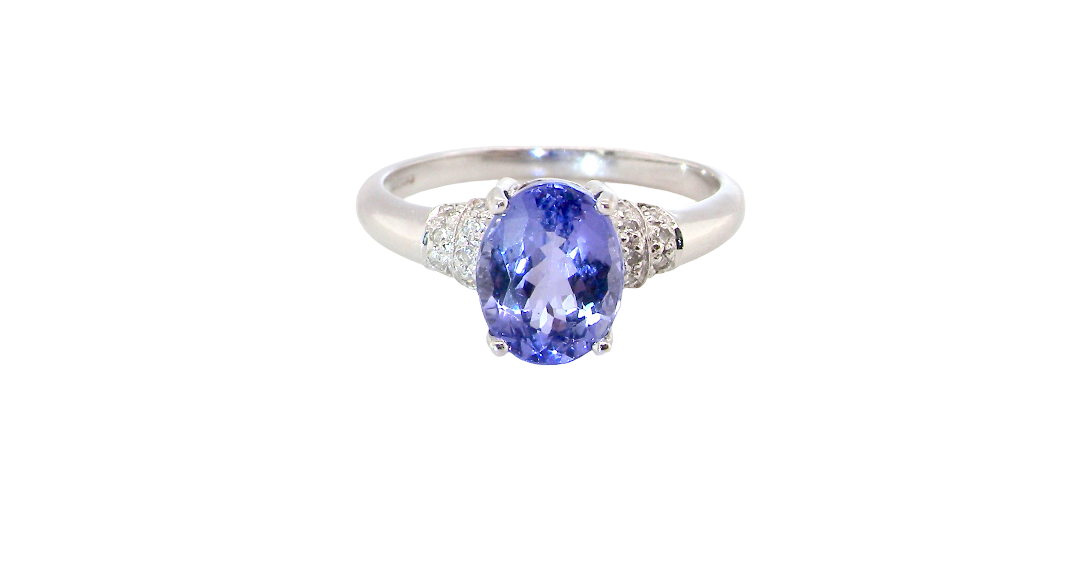A pretty 18 carat white gold ring that features an AAA Tanzanite gem stone. Displaying tones of purple and lilac the stone is oval cut at around 8x6mm (1.47 carat approx)