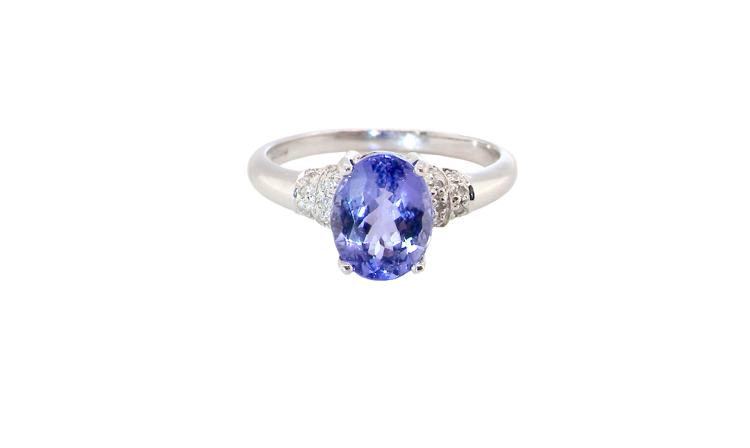 A pretty 18 carat white gold ring that features an AAA Tanzanite gem stone. Displaying tones of purple and lilac the stone is oval cut at around 8x6mm (1.47 carat approx)