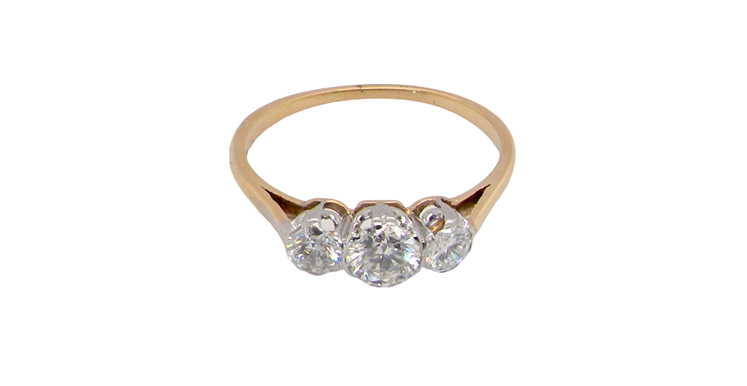 A pretty three stone trilogy ring that features three brilliant cut white diamonds.
Centre diamond, 5mm (est 0.50 carats) each side a 4mm diamond (est 0.25 carats). Colour G-h, clarity Si. Platinum rim style setting,