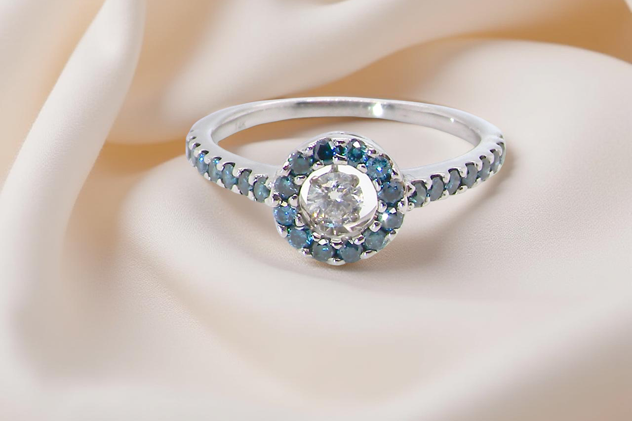 A 'quiver' diamond cluster ring