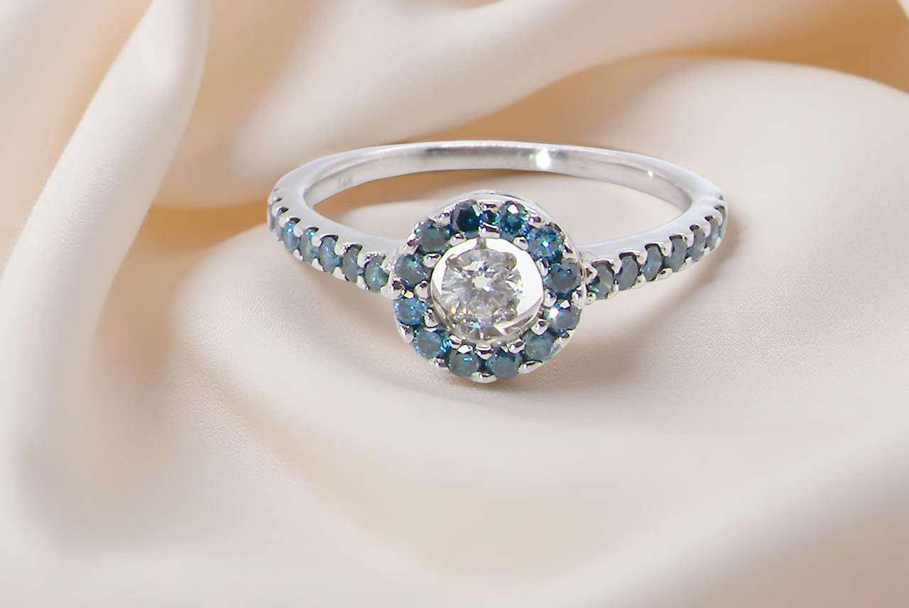 A 'quiver' diamond  cluster ring