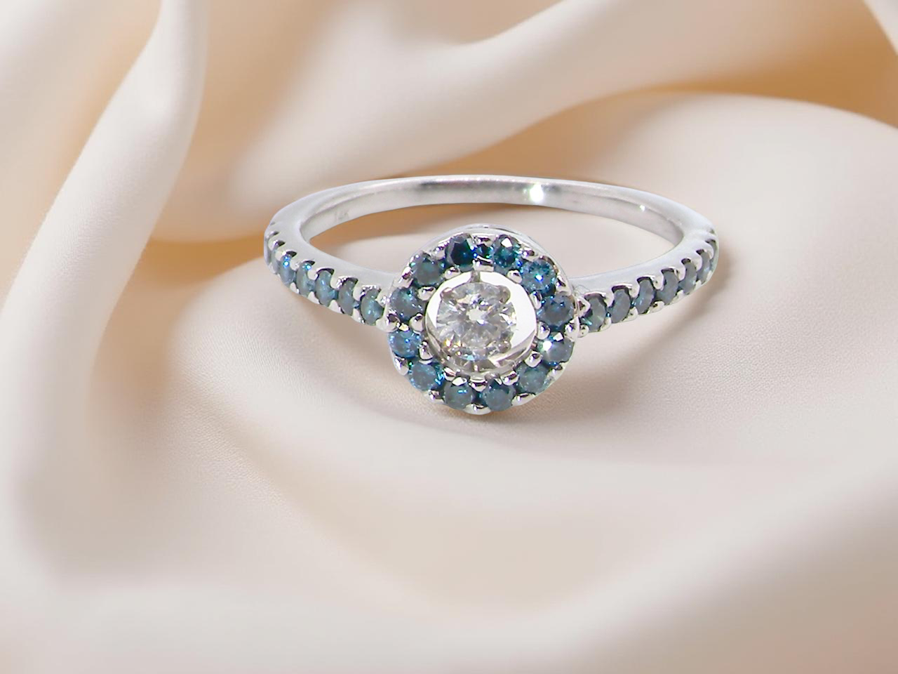A 'quiver' diamond  cluster ring