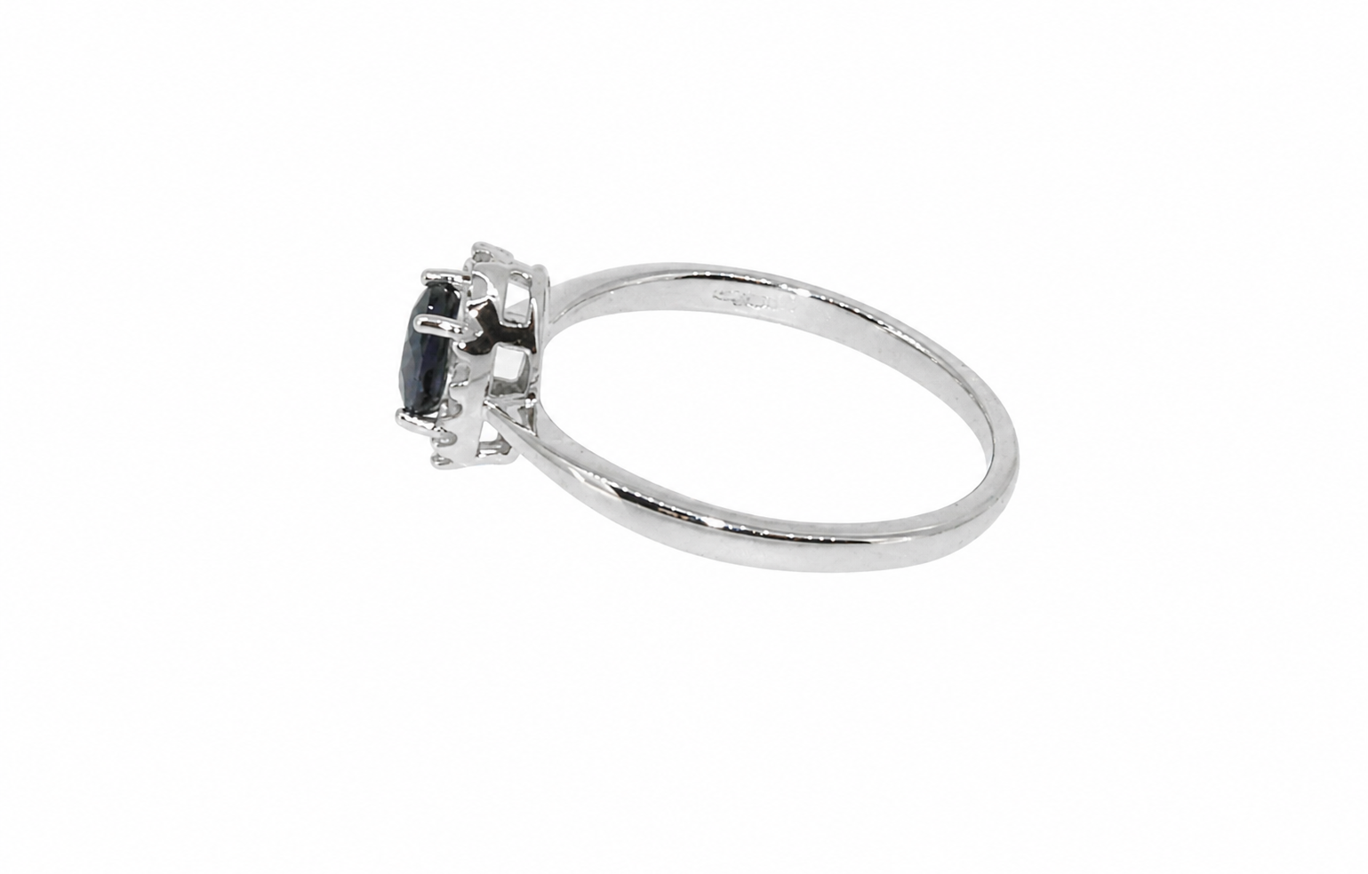 A sapphire & diamond cluster ring side view