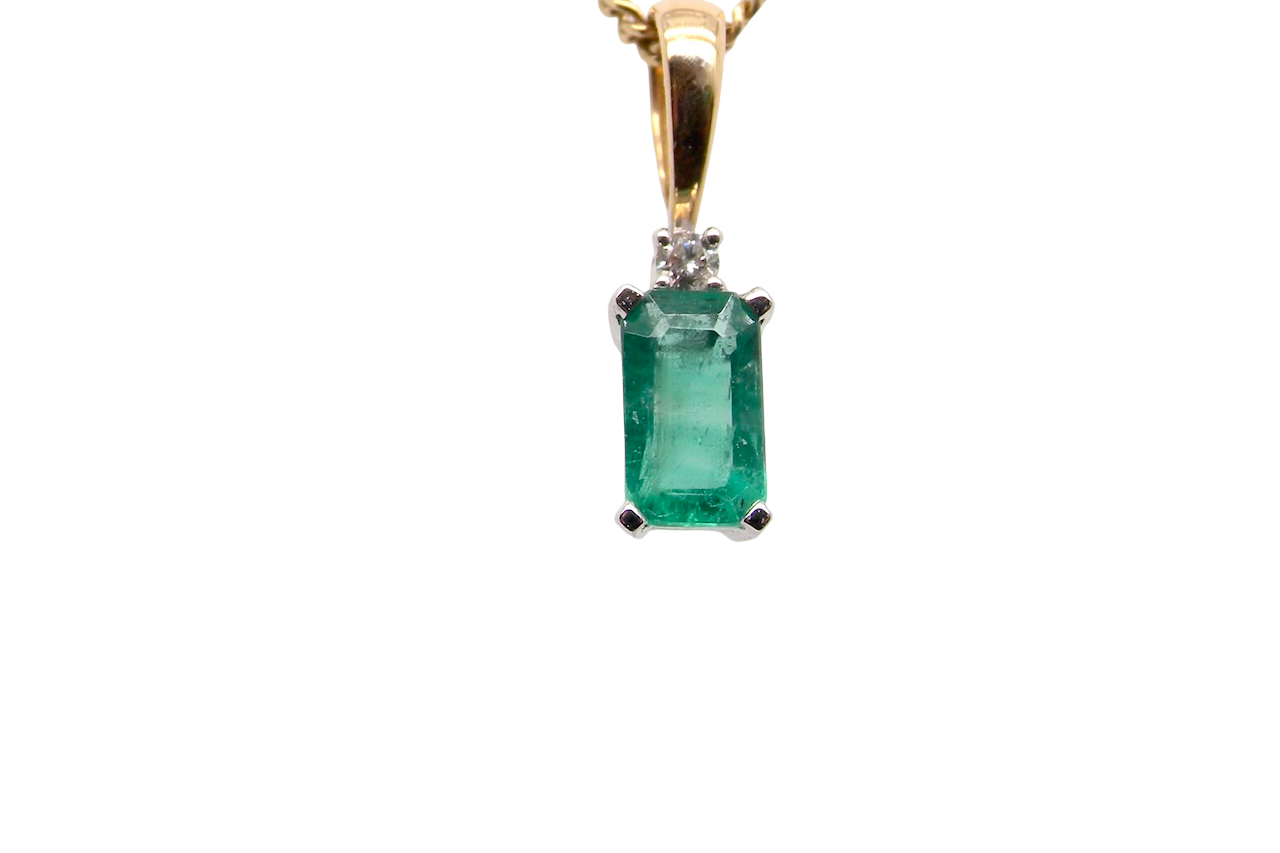 A simple and elegant pendant set rectangular emerald