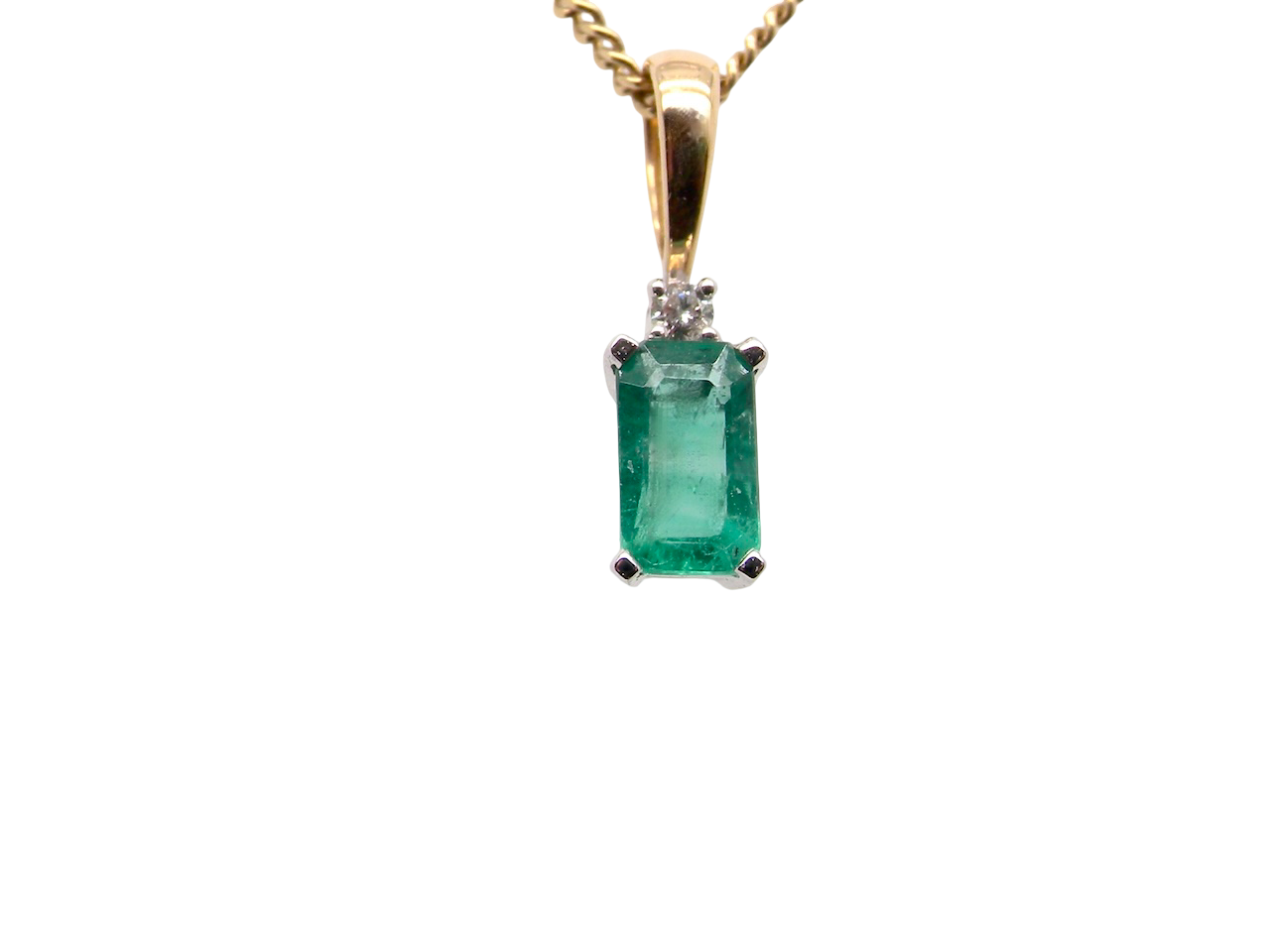 A simple and elegant pendant set rectangular emerald