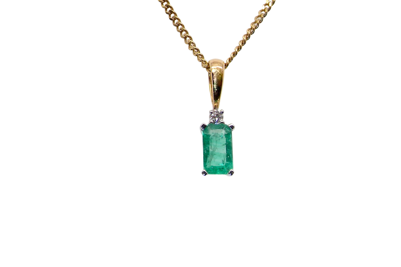 A simple and elegant pendant set with a rectangular emerald