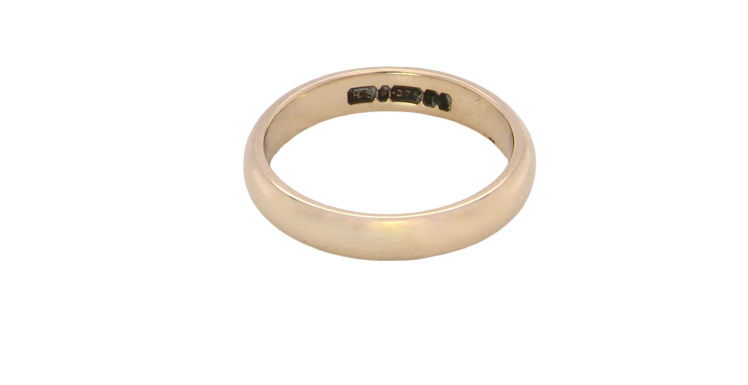 A simple yet highly traditional wedding . The D shape profile has been popular for decades and this ring at just under 4mm has a substantial weight